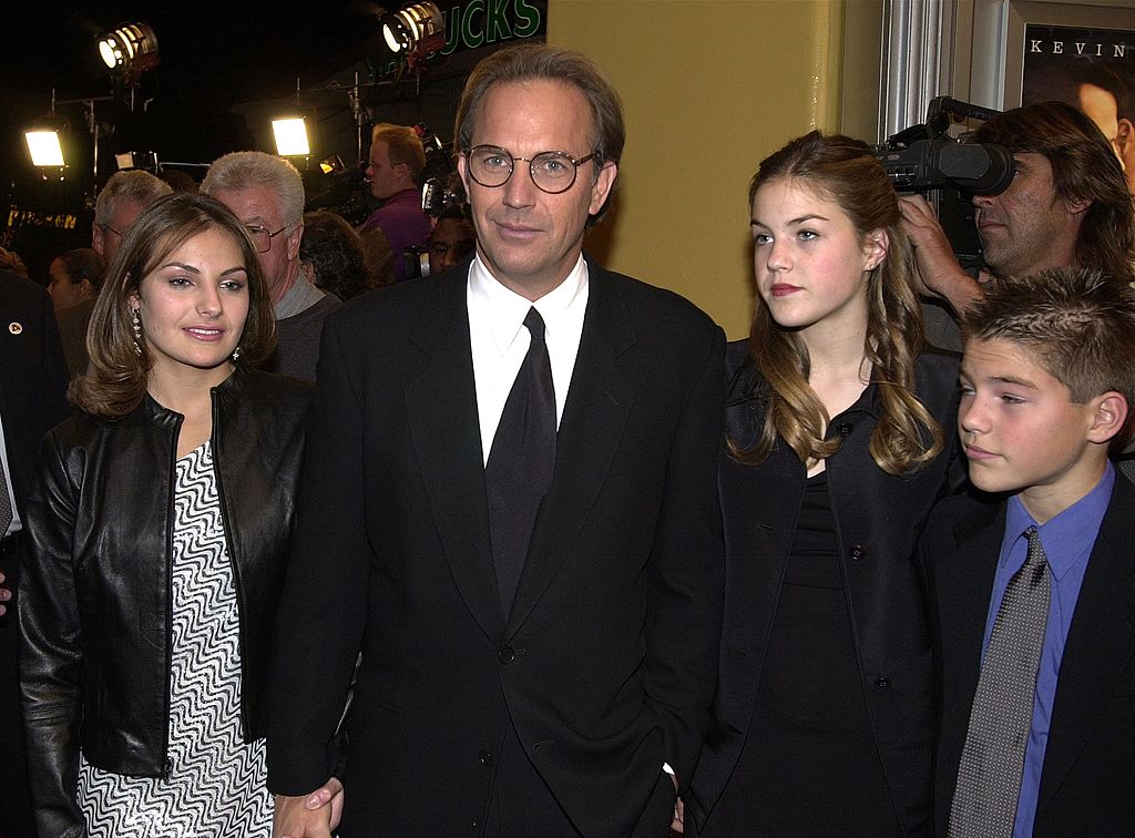 Kevin Costner und seine Kinder von (L-R): Lily, Annie und Joe kommen zur Premiere von New Line Cinemas Film "Thirteen Days" am 19. Dezember 2000 in Los Angeles, Kalifornien | Quelle: Getty Images