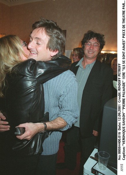 Pierre Palmade à la première du théâtre parisien Production Ils se sont aimés en 2001. | Photo : Getty Images