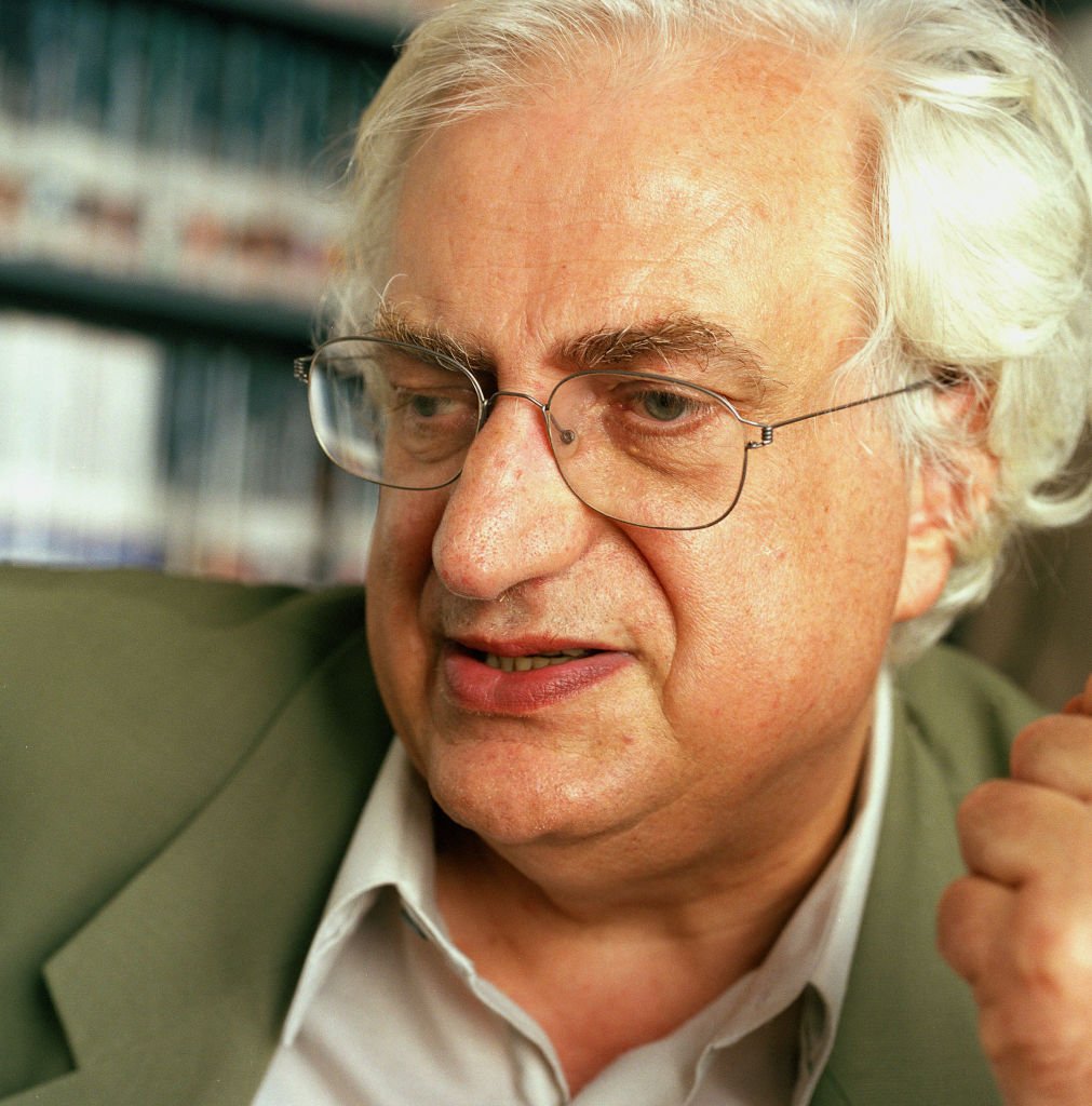 Portrait du réalisateur Bertrand Tavernier pris à Paris en août 2002 | Source : Getty images
