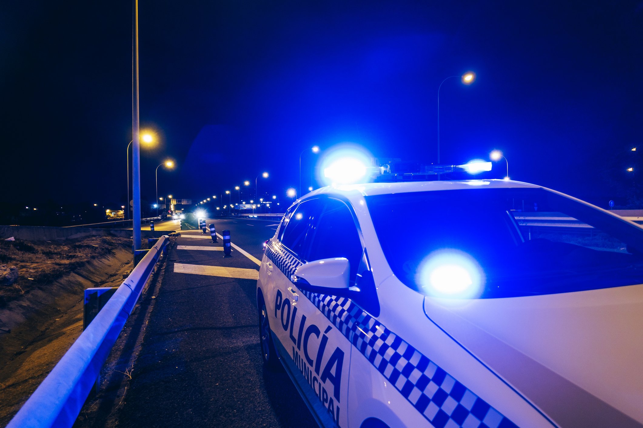 Automóvil de la policía durante la noche. | Foto: Getty Images