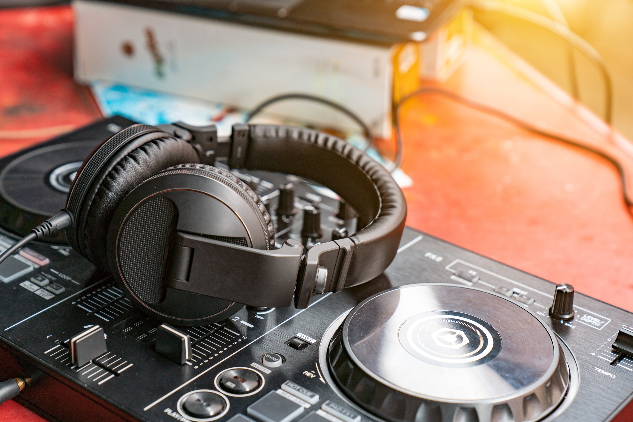 A picture of a turntable and a headset. | Photo: Getty Images