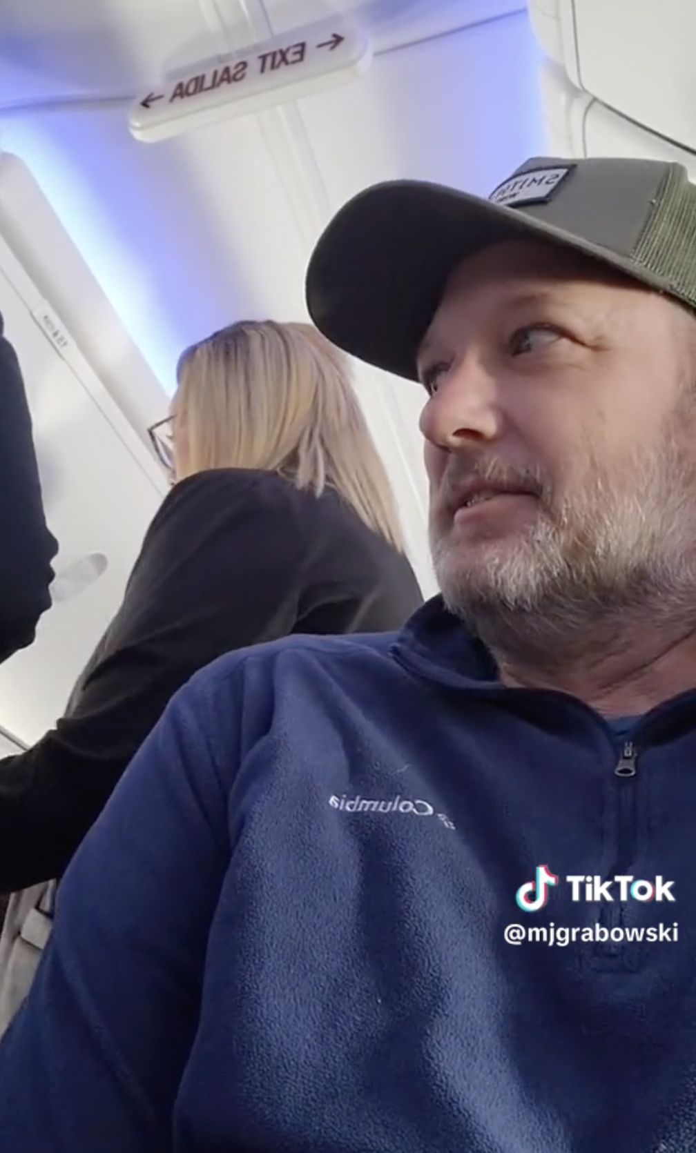 Ein Mann amüsiert sich, während er einen wütenden Passagier aufnimmt, der sich über ein schreiendes Baby auf einem Southwest Airlines-Flug beschwert | Quelle: TikTok/mjgrabowski