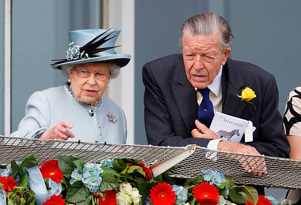 Sir Michael Oswald et la reine d'Angleterre| Photo: Getty Image