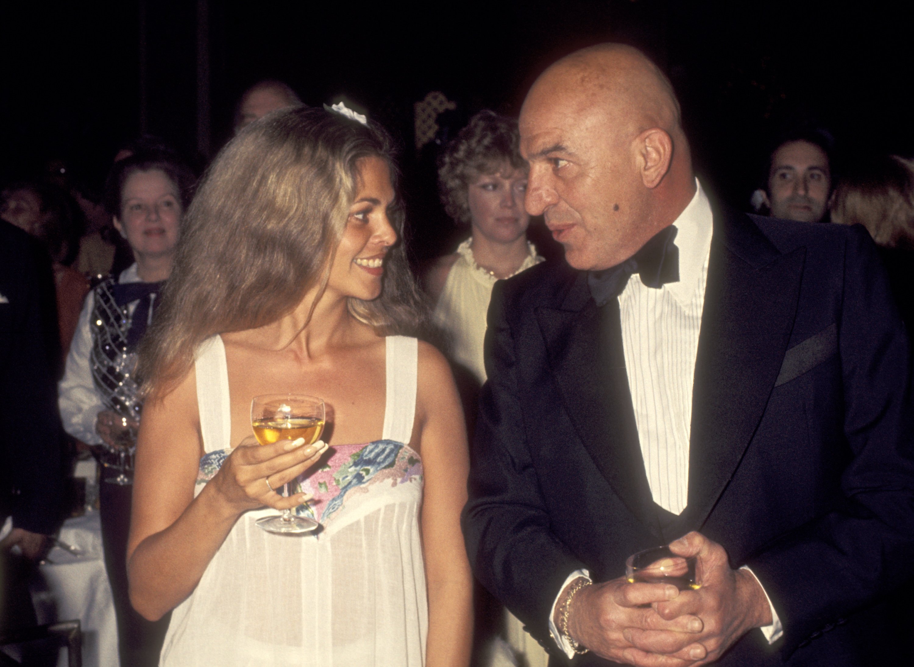 Telly Savalas et sa petite amie Sally Sheridan au dîner d'appel de la falaise blanche de Douvres le 6 mai 1977 |  Photo: Getty Images