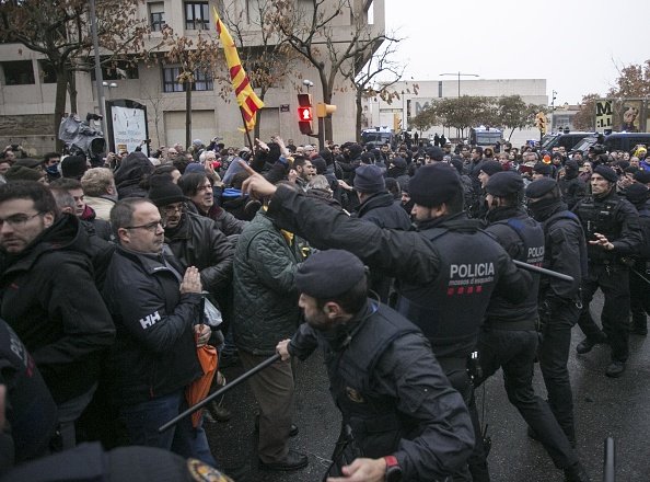 Des policiers, près du musée de Lleida à Barcelone, en Espagne, le 11 décembre 2017. | Photo : Getty Images