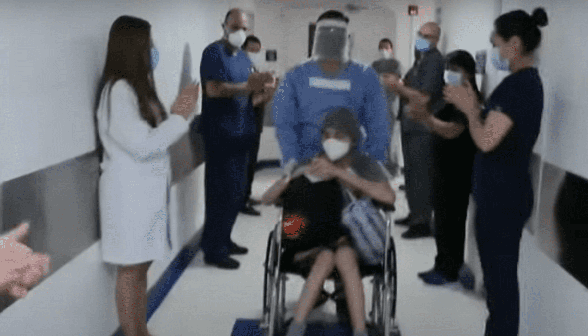 Daniel, aplaudido por el personal del hospital. | Foto: Youtube/Noticias Caracol