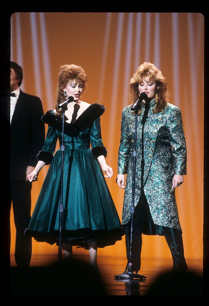 The Judds — Naomi Judd and her daughter Wynonna at The American Music Awards on January 26, 1987 | Source: Getty Images