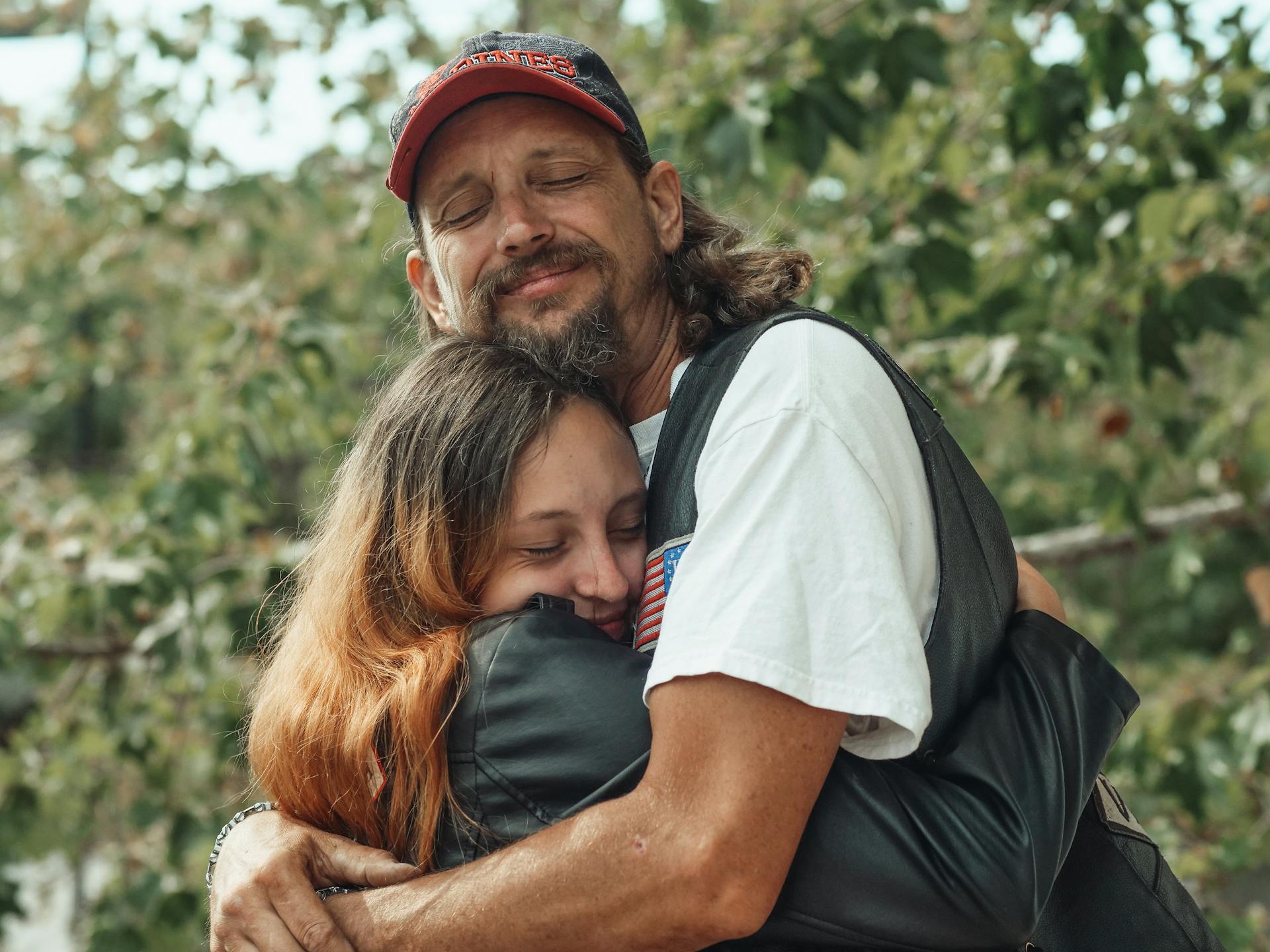 A father hugging his daughter | Source: Pexels