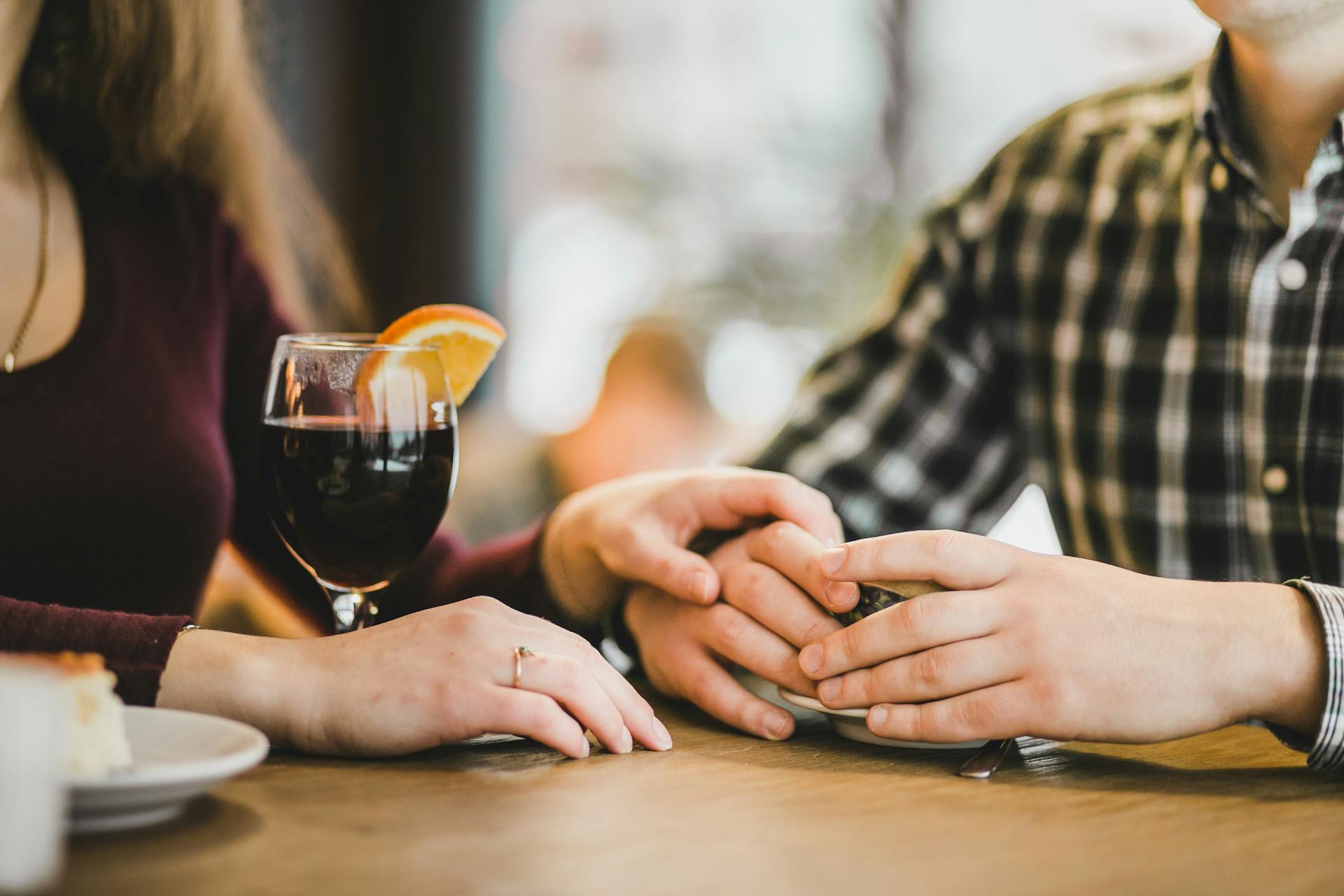 A couple holding hands on a date | Source: Pexels