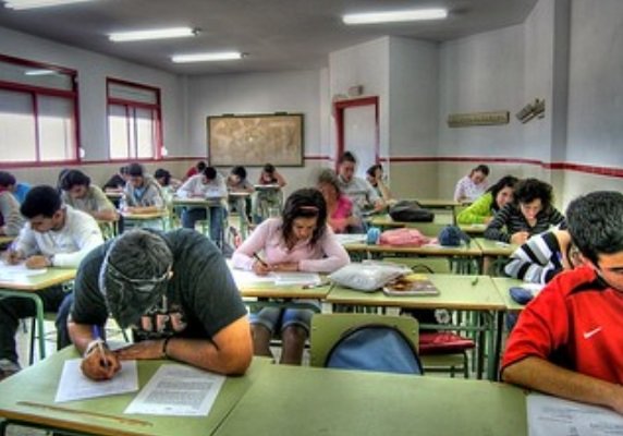 Jóvenes presentando un examen. | Foto: Flickr