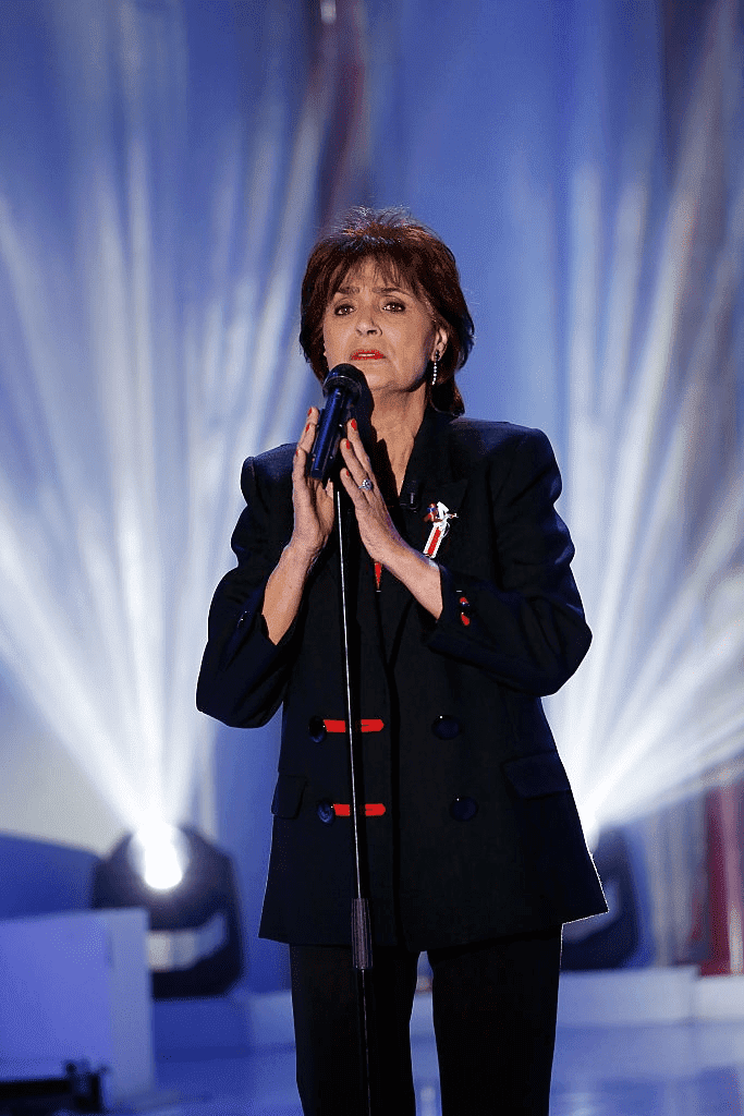 Invitée principale du spectacle La chanteuse Linda de Suza se produit lors de l'émission de télévision française "Vivement Dimanche" au Pavillon Gabriel le 2 décembre 2015 à Paris, France. | Photo : Getty Images Invitée principale du spectacle La chanteuse Linda de Suza se produit lors de l'émission de télévision française "Vivement Dimanche" au Pavillon Gabriel le 2 décembre 2015 à Paris, France. | Photo : Getty Images