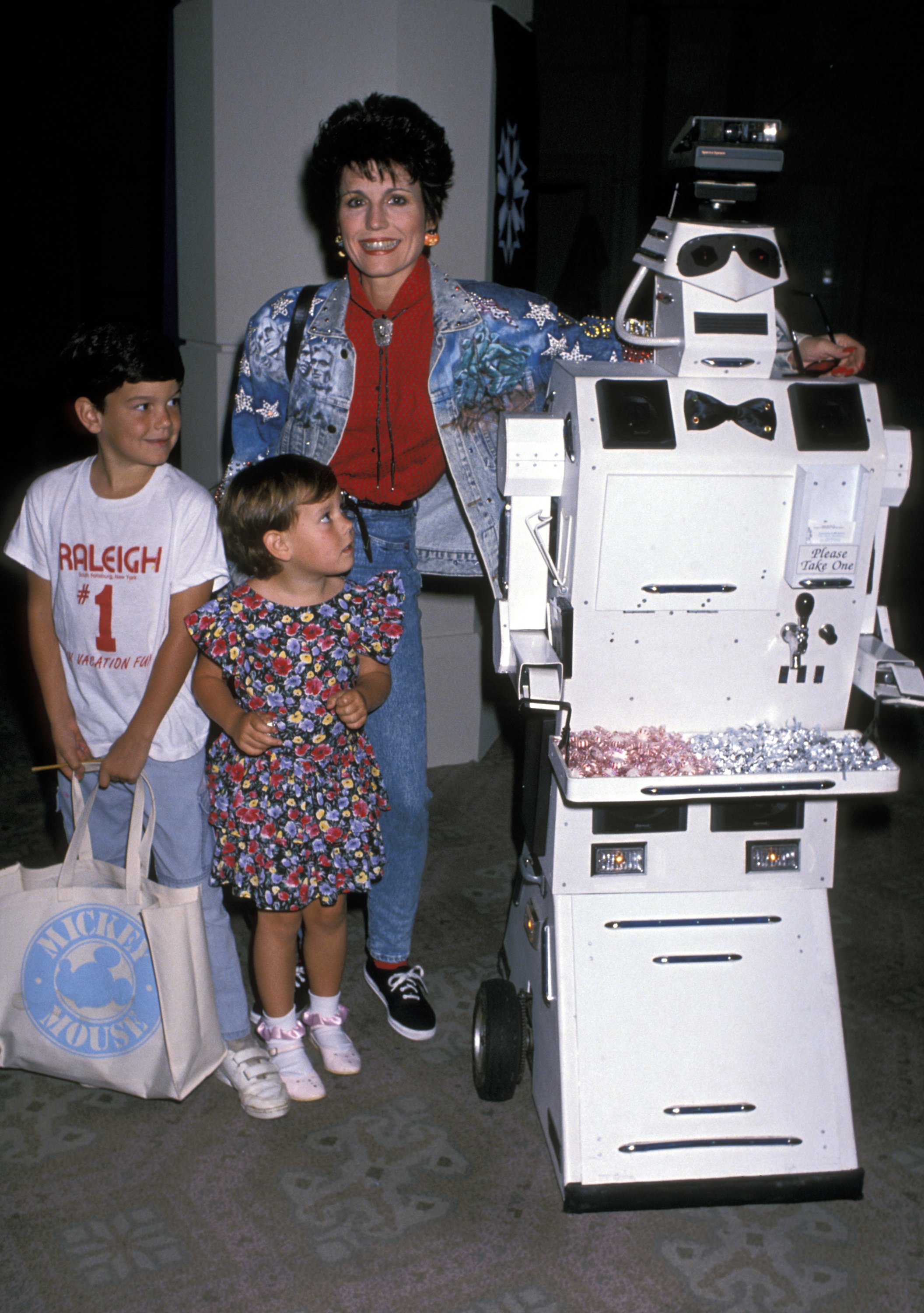 Simon Luckinbill, Katie Luckinbill and Lucie Arnaz at the Children's Museum's Annual Halloween Carnival and Fashion Show in California on October 16, 1988.  | Source: Getty Images