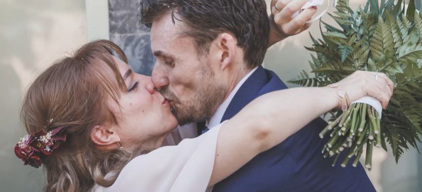 David besando a su esposa. | Foto: YouTube/MARCA