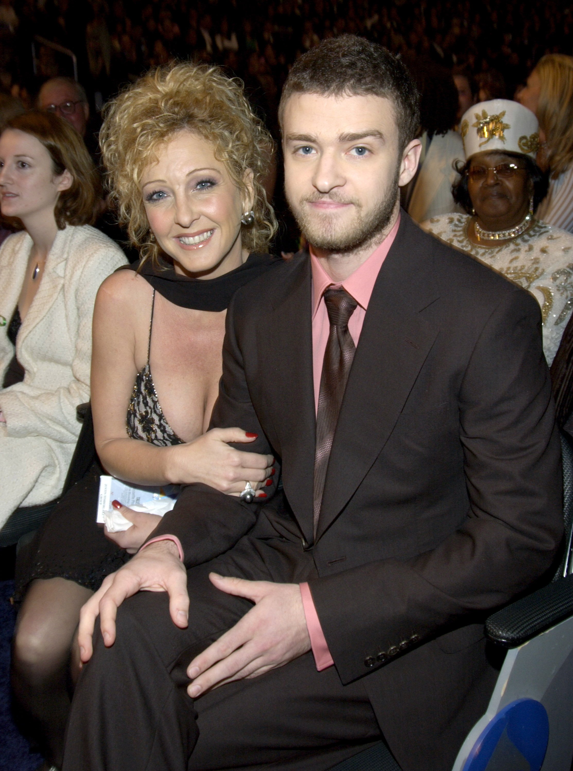 Justin Timberlake et sa mère Lynn Harless assistant à la 46e édition des Grammy Awards, le 8 février 2004, à Los Angeles, en Californie. | Source : Getty Images