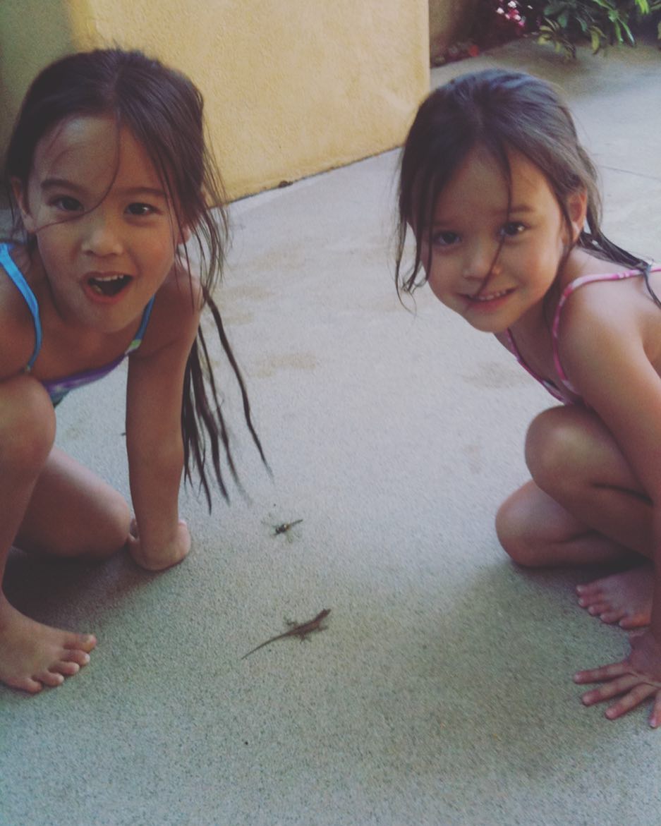 Leah Gosselin and her sister from a post dated December 9, 2017. | Source: Instagram/kateplusmy8