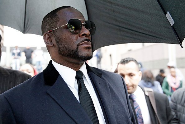 Singer R. Kelly leaves the Leighton Courthouse following his status hearing, in relation to the sex abuse allegations made against him | Photo: Getty Images