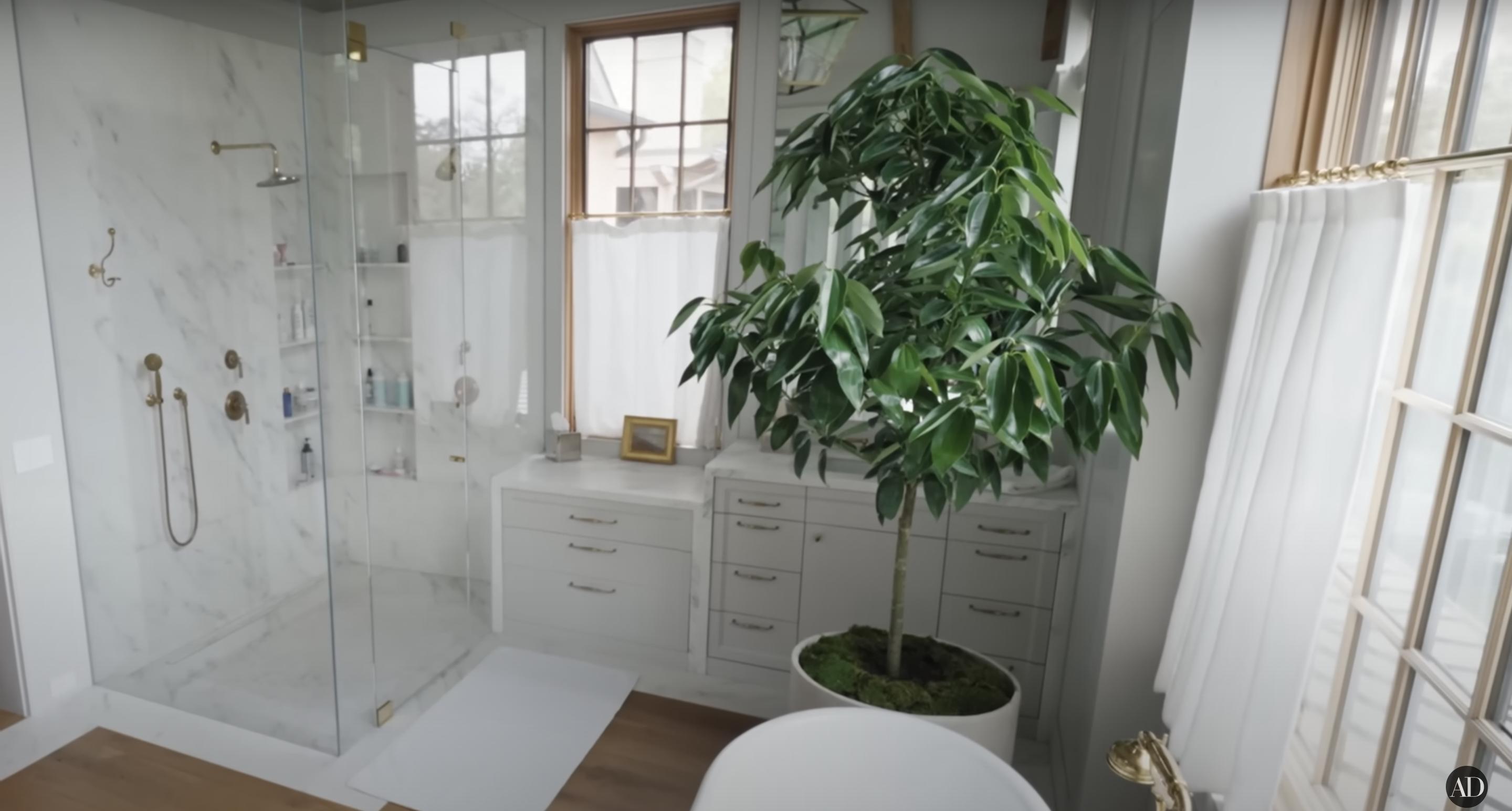 Jennifer Garners bathroom, dated September 3, 2024 | Source: YouTube/@Archdigest