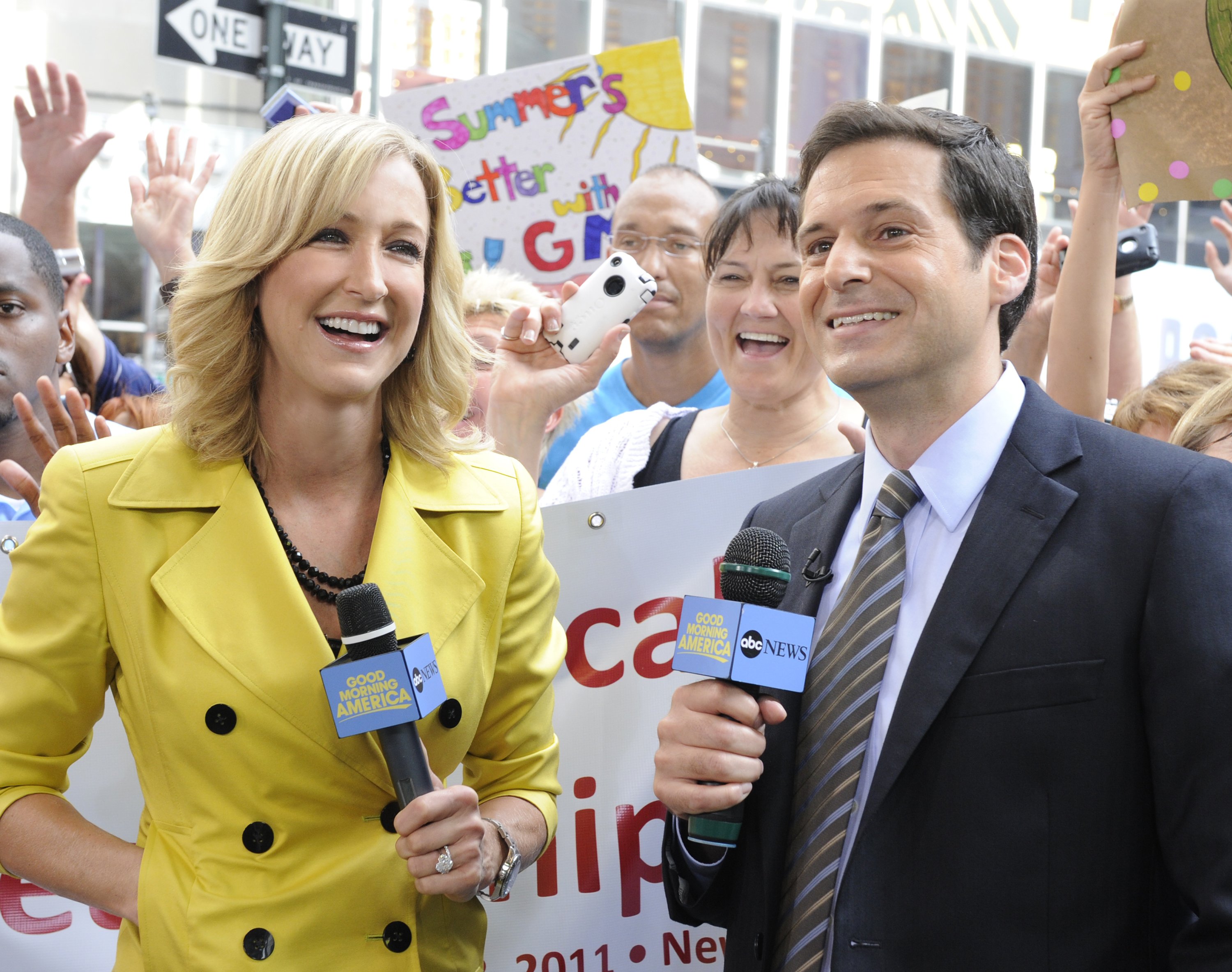 Lara Spencer and John Berman on a "Good Morning America" episode aired on July 13, 2011, on Walt Disney Television. | Source: Getty Images