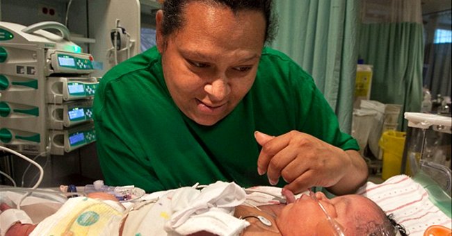 Robin Cyr with her newborn named Miracle. | Source: twitter.com/MailOnline