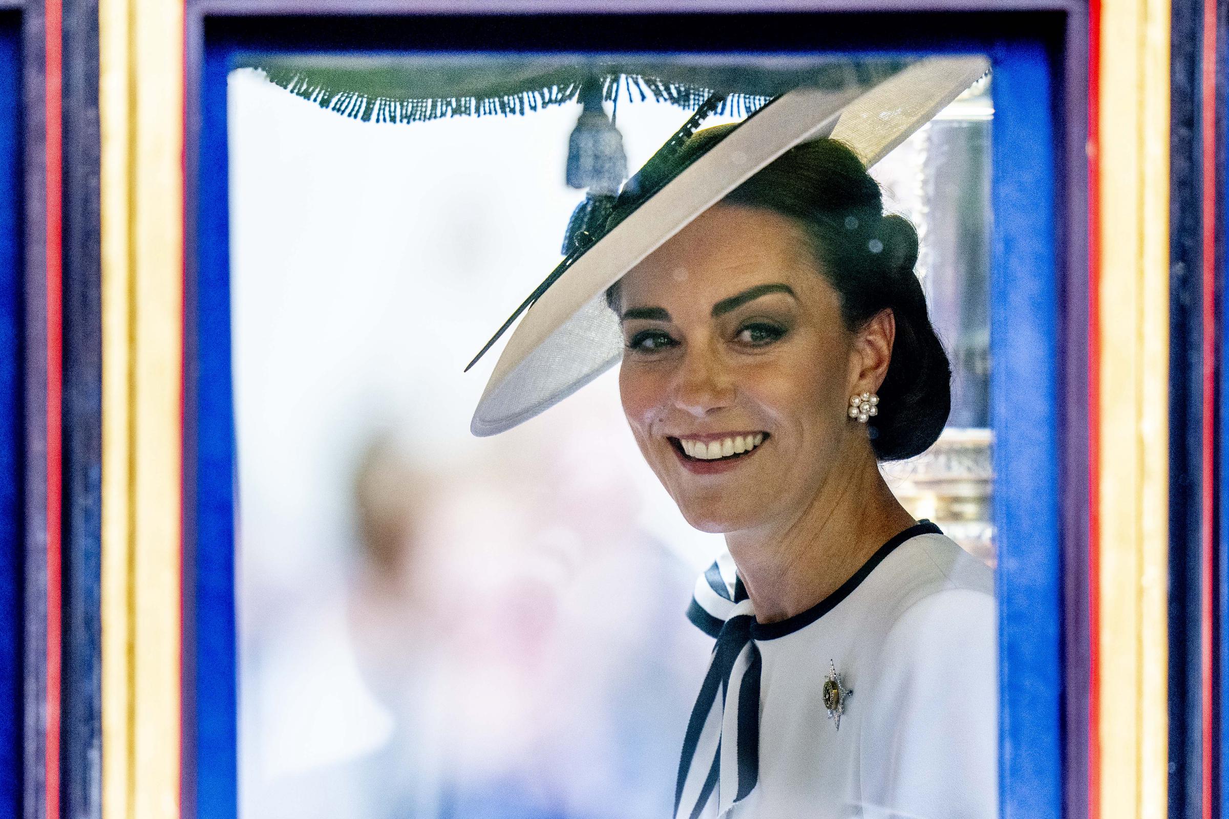 Catalina, princesa de Gales, sonríe durante el desfile de la bandera en Londres, Inglaterra, el 15 de junio de 2024 | Fuente: Getty Images