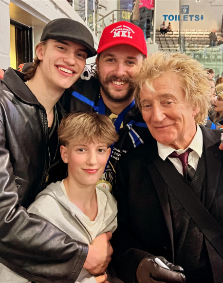 Rod Stewart with his sons Alastair and Aiden, and a friend | Source: Instagram.com/sirrodstewart