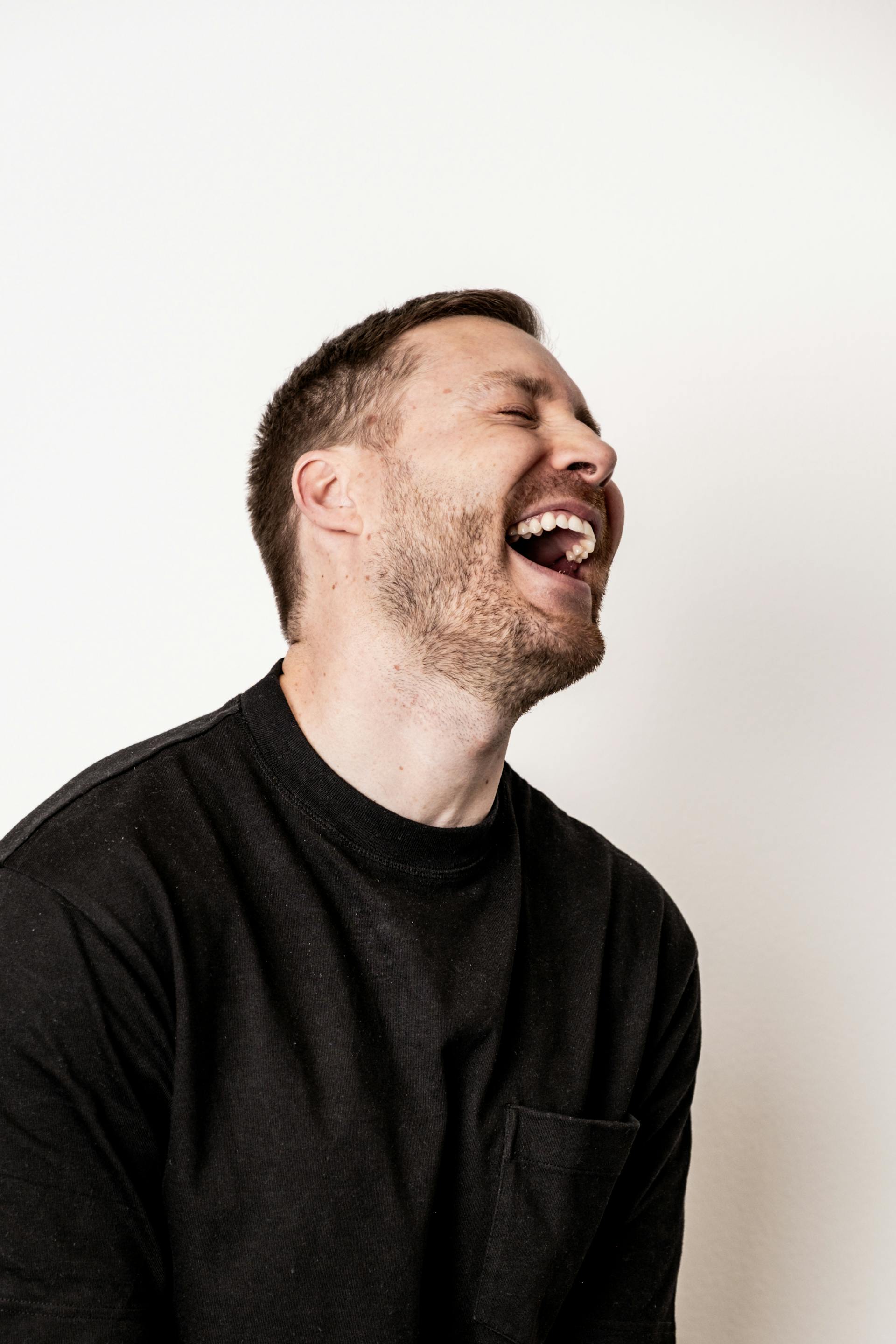 A man laughing | Source: Pexels
