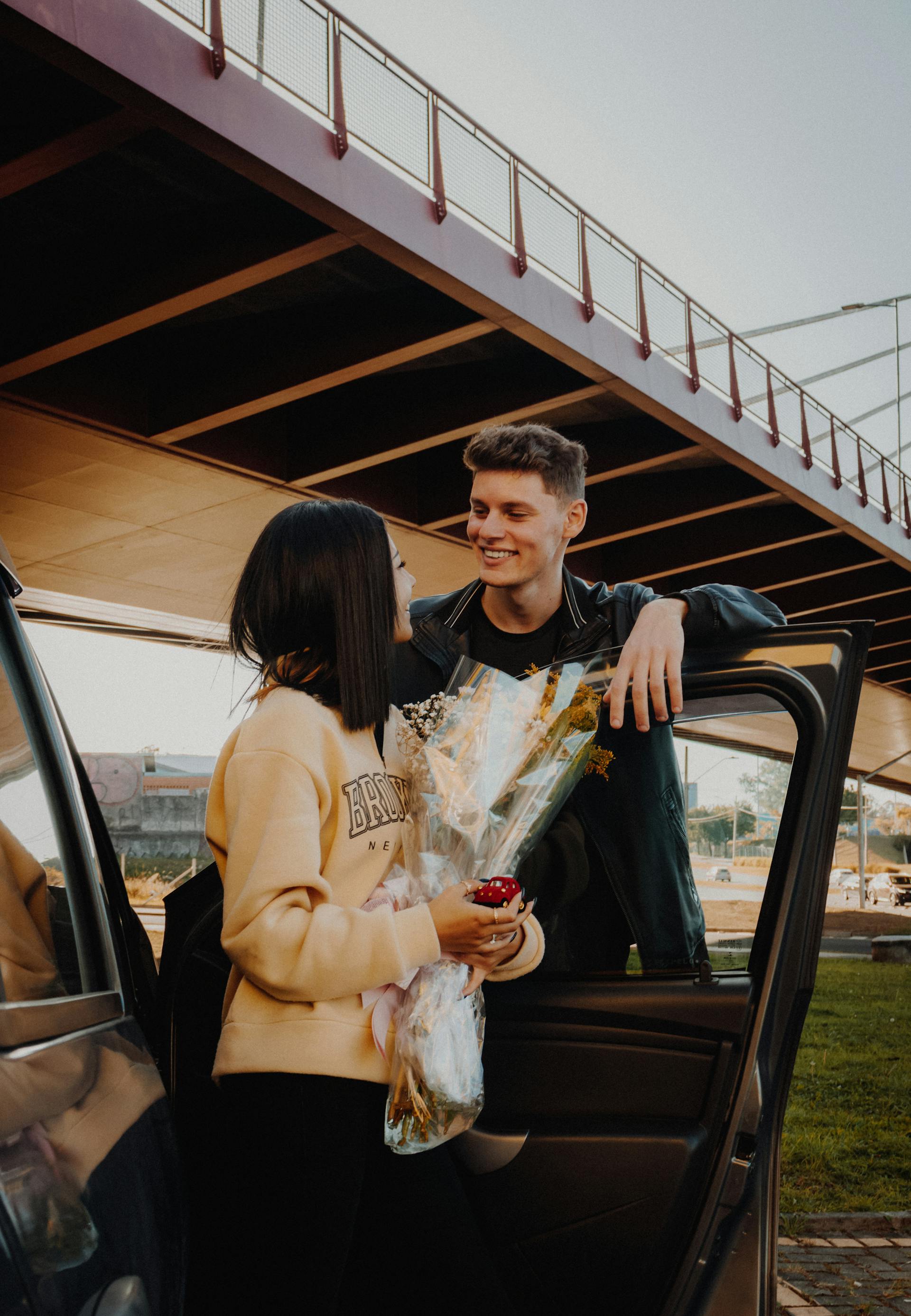 A woman holding flowers and looking at her boyfriend | Source: Pexels