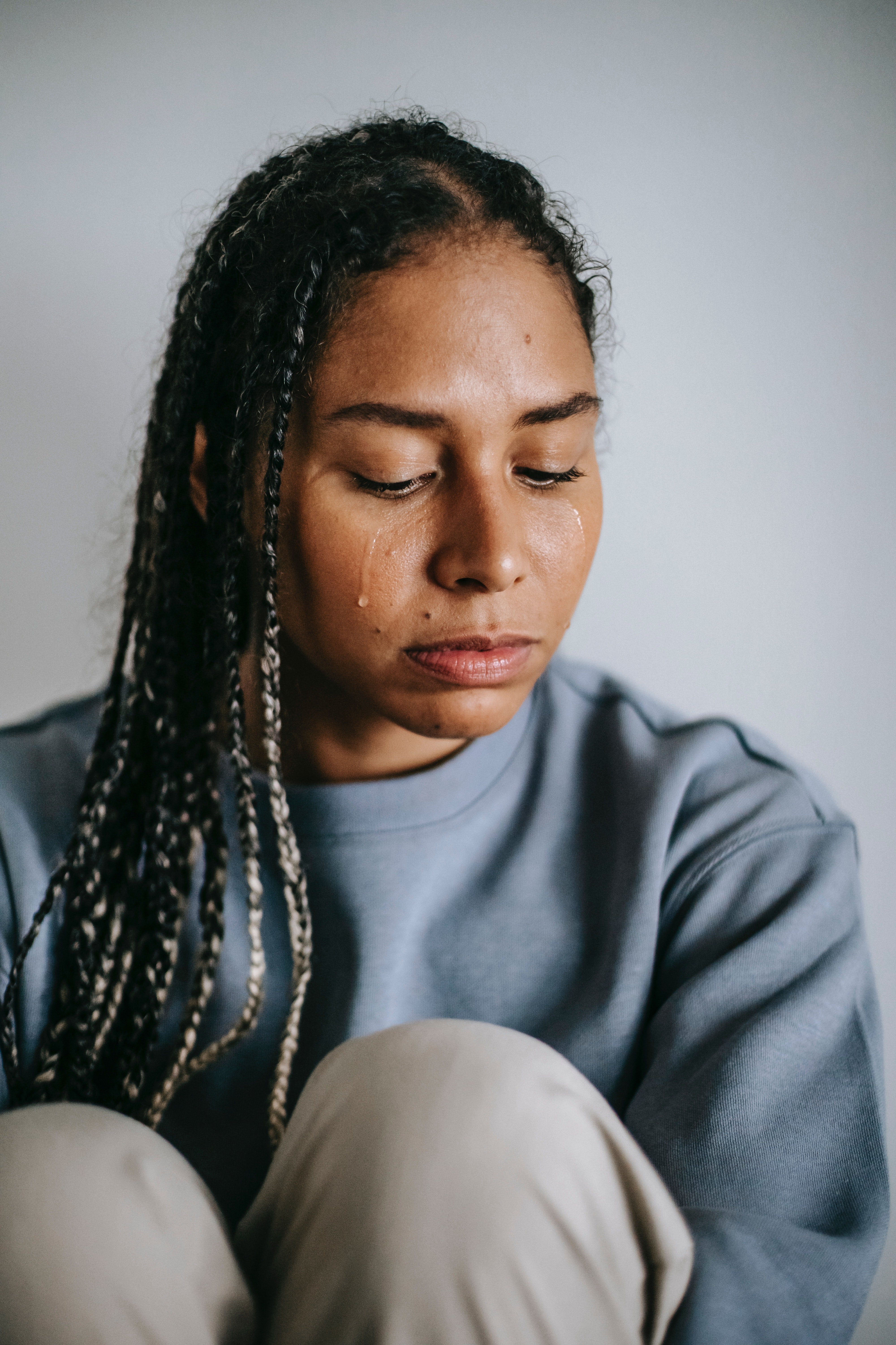 Mujer adulta llora. | Foto: Pexels