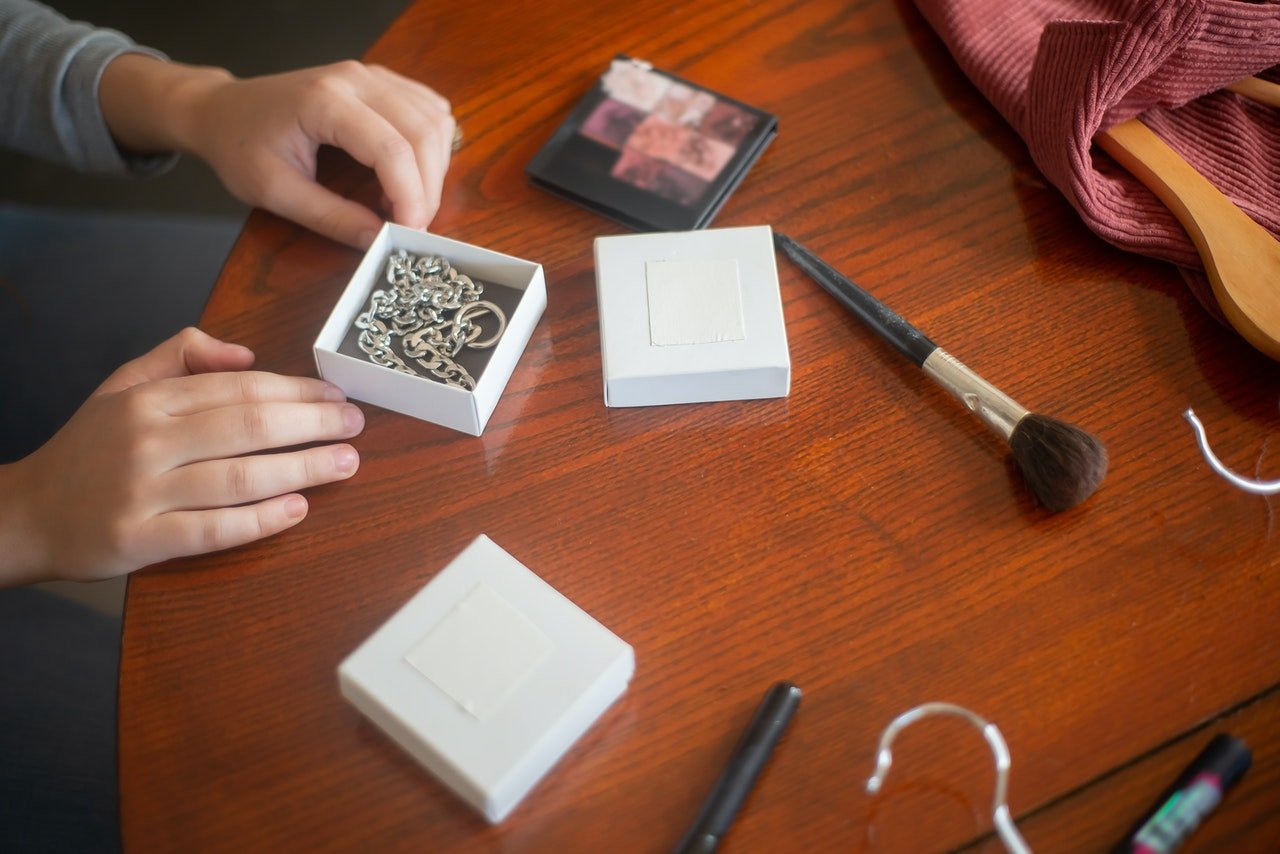 Carl handed over the small box to Judy, who opened it and found a simple but elegant necklace inside | Source: Pexels