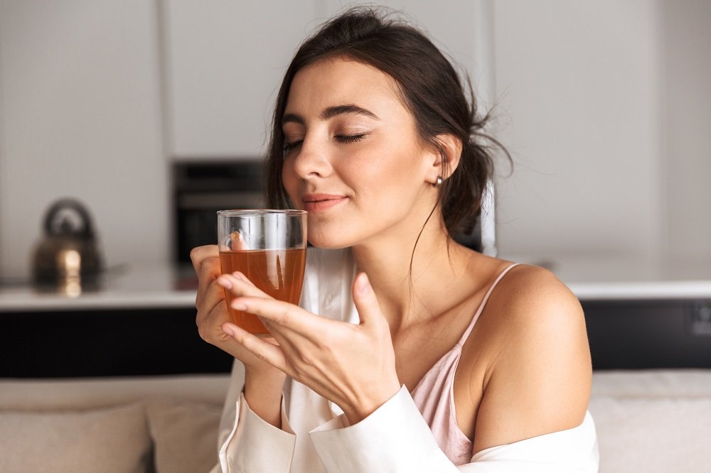 Mujer con vaso en la mano. Fuente: Shutterstock Mujer con vaso en la mano. Fuente: Shutterstock