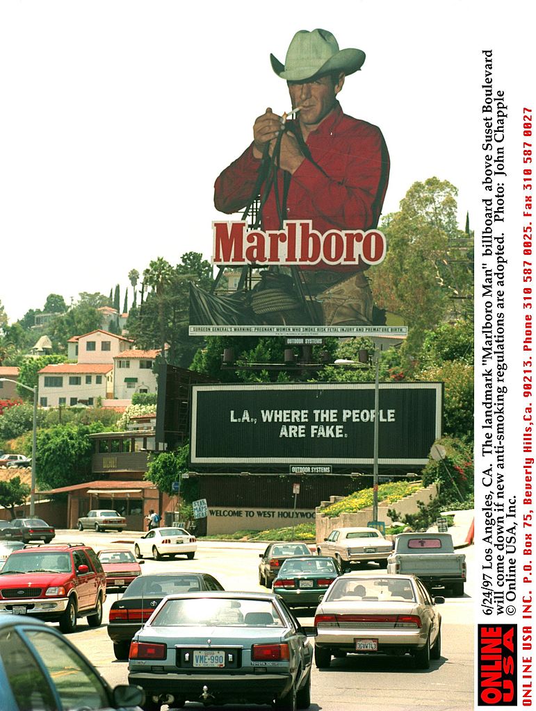 Los Angeles, CA. Le panneau d'affichage "Marlboro Man" au-dessus de Sunset Boulevard | Source : Getty Images. Los Angeles, CA. Le panneau d'affichage "Marlboro Man" au-dessus de Sunset Boulevard | Source : Getty Images.
