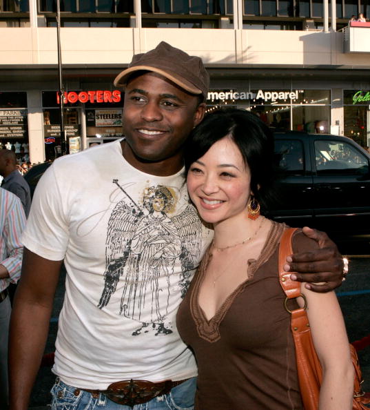 Wayne Brady and Mandie Taketa at the Grauman's Chinese Theatre on June 12, 2006 in Hollywood, California. | Photo: Getty Images