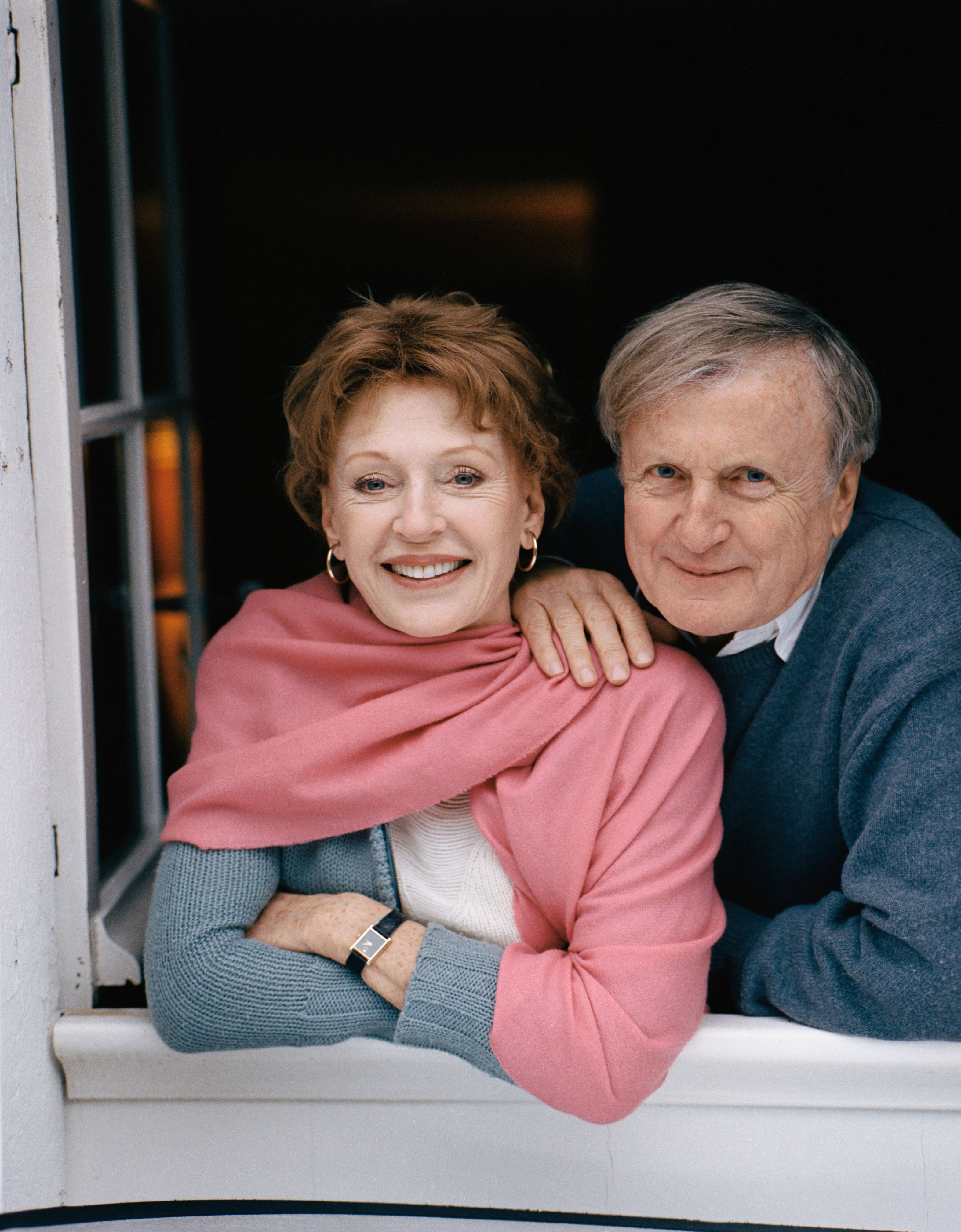 L'acteur français Claude Rich avec sa femme Catherine dans leur maison des Yvelines. | Photo : Getty Images
