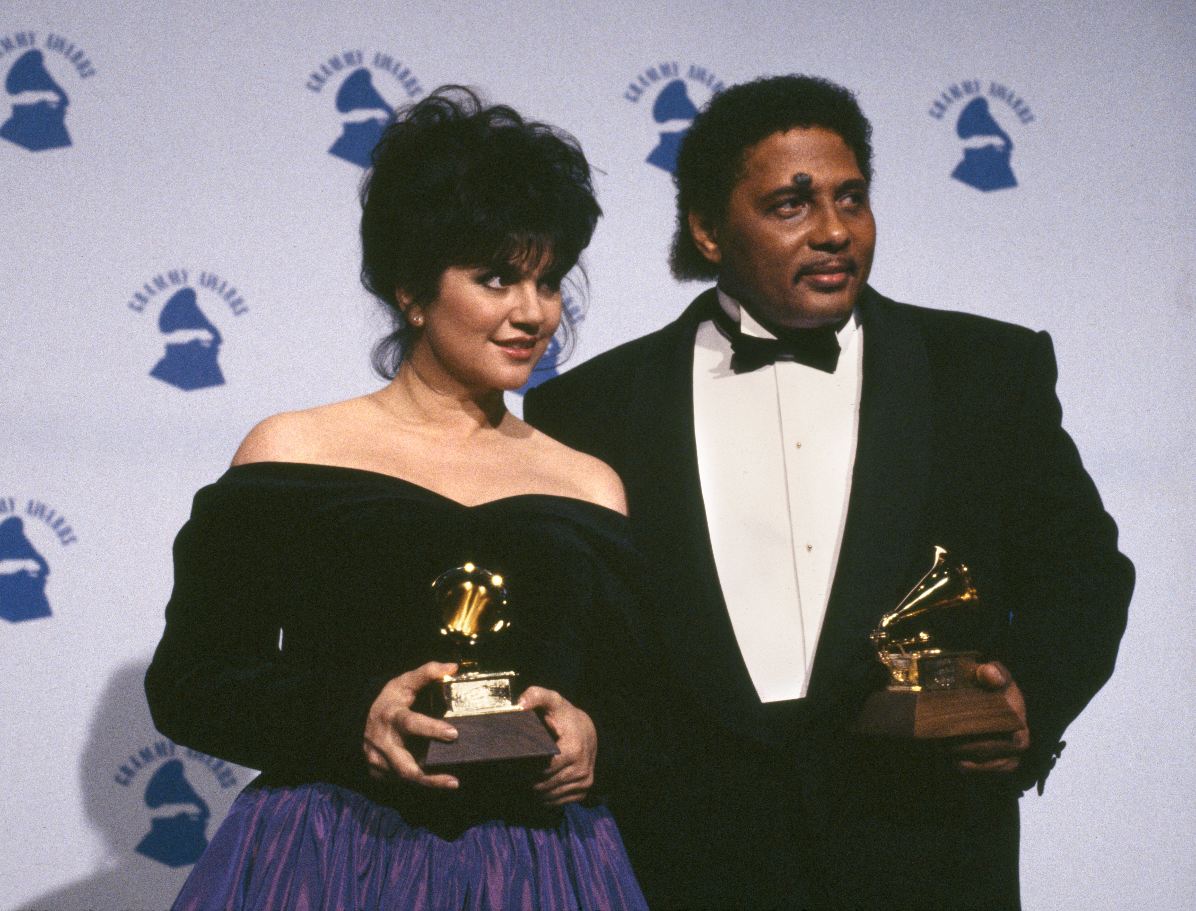 Linda Ronstadt and Aaron Neville at the 32nd Annual Grammy Awards on February 21, 1990 |  Source: Getty Images