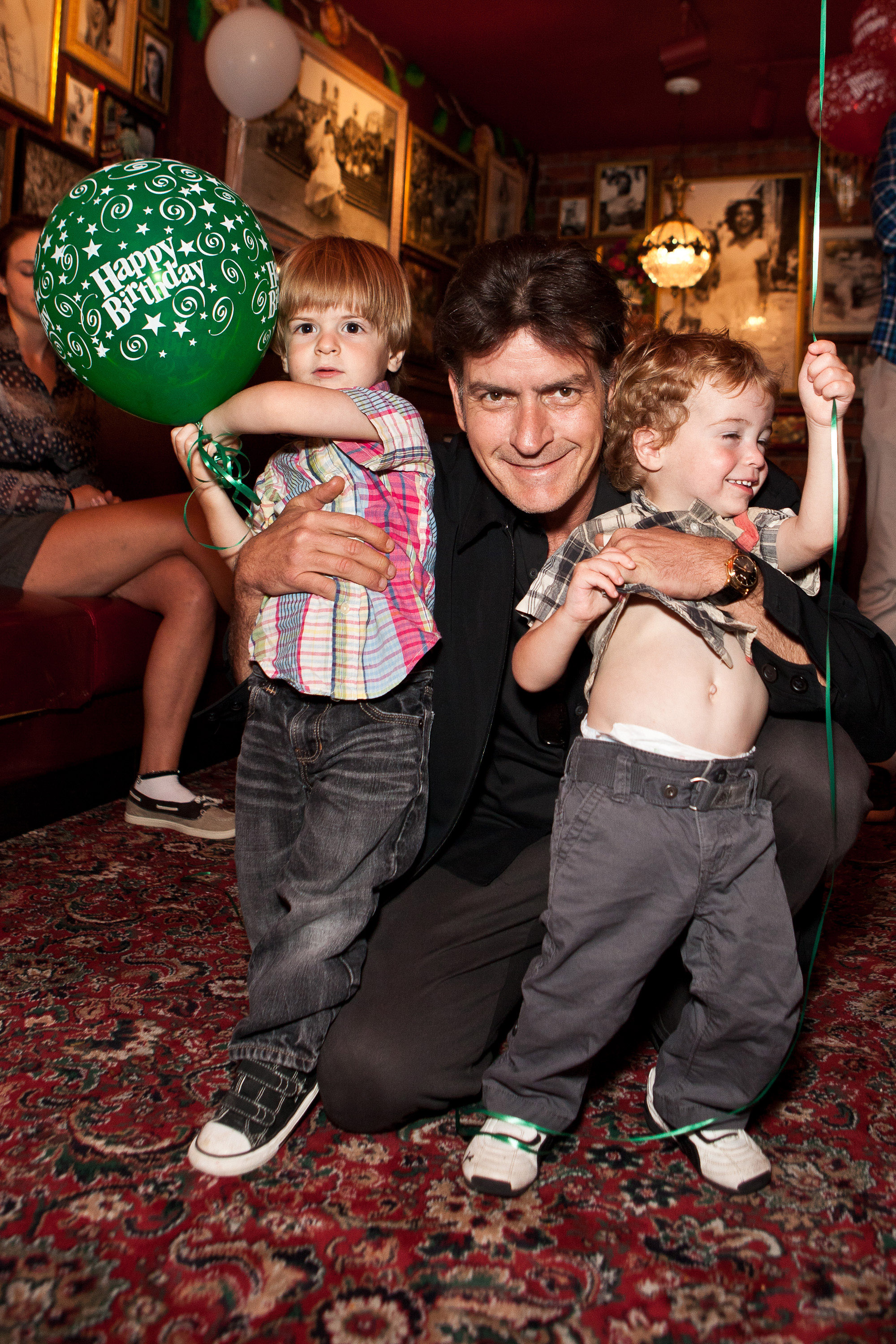Bob Sheen, Charlie Sheen, and Max Sheen at his birthday celebration at Buca di Beppo on September 3, 2011, in Encino, California | Source: Getty Images