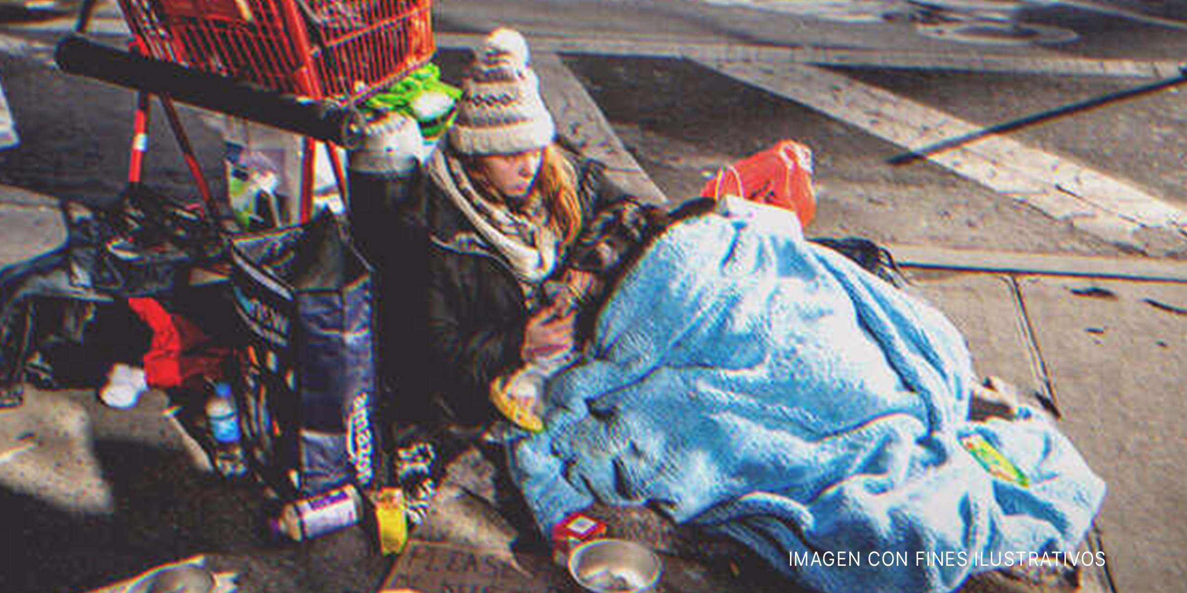 Mujer sin hogar sentada en una acera. | Foto: Shutterstock