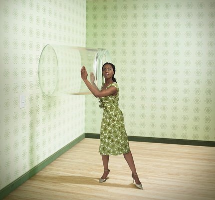  Woman listening through wall| Photo: Getty Images