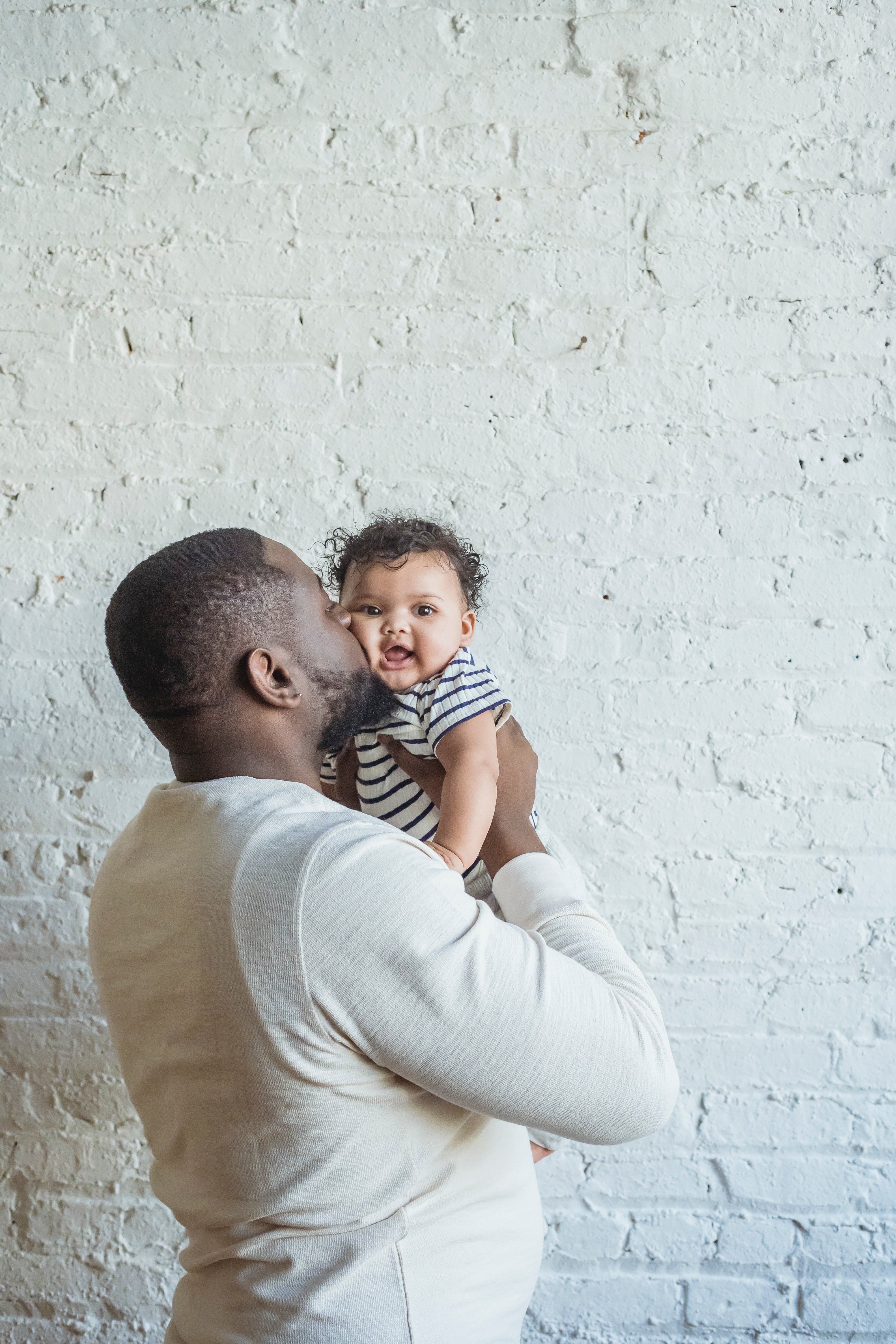 Un bébé avec son père. | Photo : Pexels