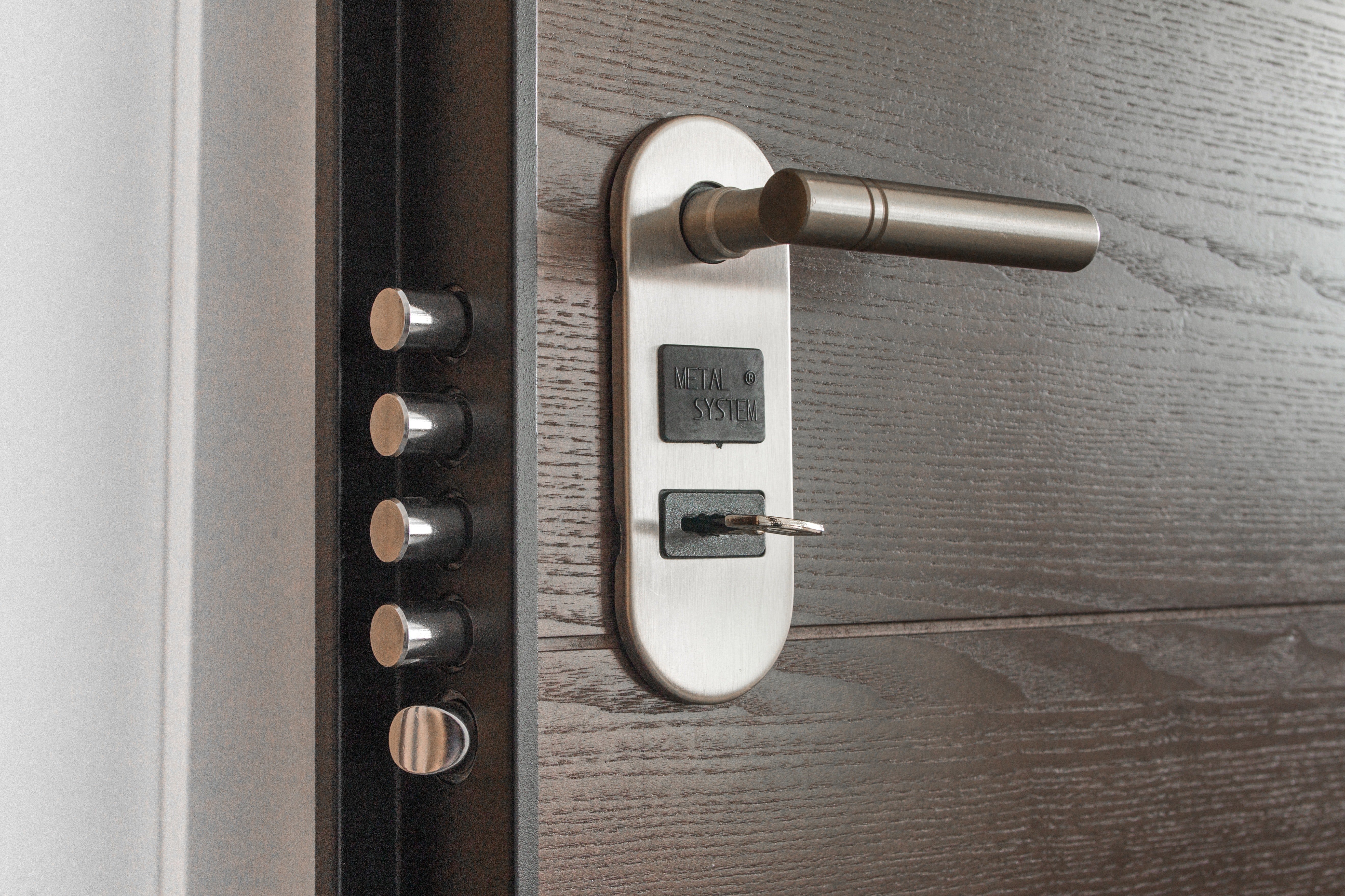 People advised OP to secure the door with upgraded locks & security systems | Photo: Pexels
