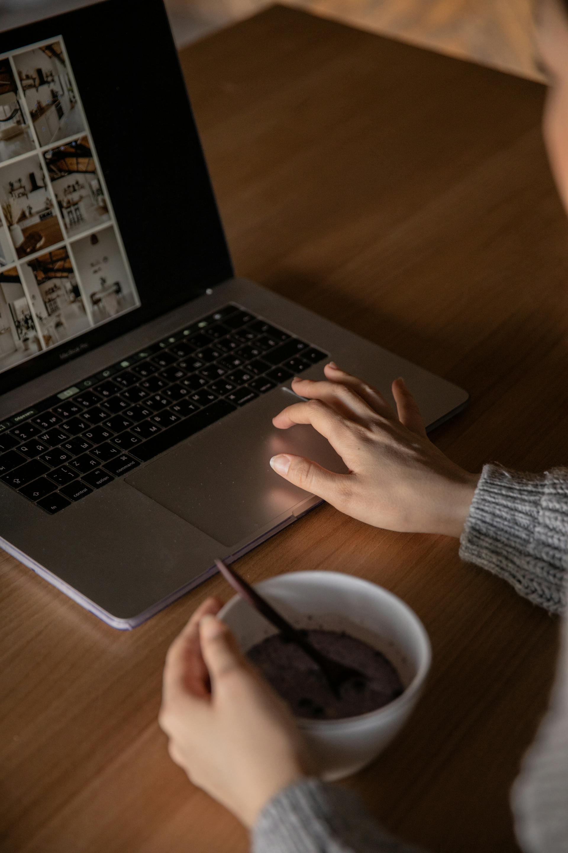 A closeup of a woman using her laptop while having tea | Source: Pexels