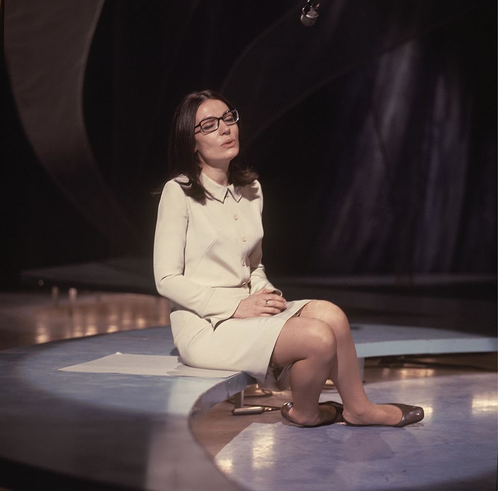 Nana Mouskouri tritt in der BBC-Sendung "Presenting Nana Mouskouri" im BBC Television Centre in London um 1968 auf. | Quelle: Getty Images