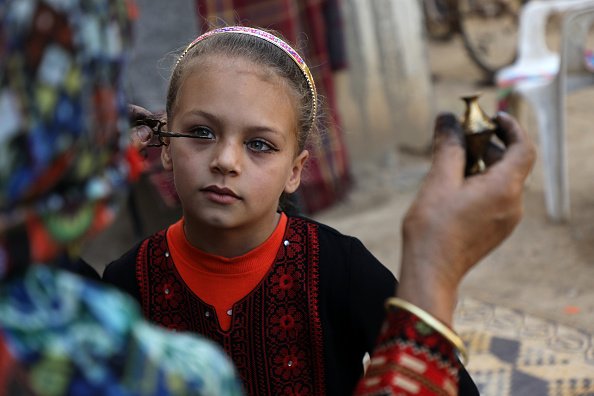 La Palestinienne Hadeya Qudaih, 60 ans, applique un eye-liner traditionnel au khôl à sa petite-fille à des fins médicales. |Photo : Getty Images La Palestinienne Hadeya Qudaih, 60 ans, applique un eye-liner traditionnel au khôl à sa petite-fille à des fins médicales. |Photo : Getty Images