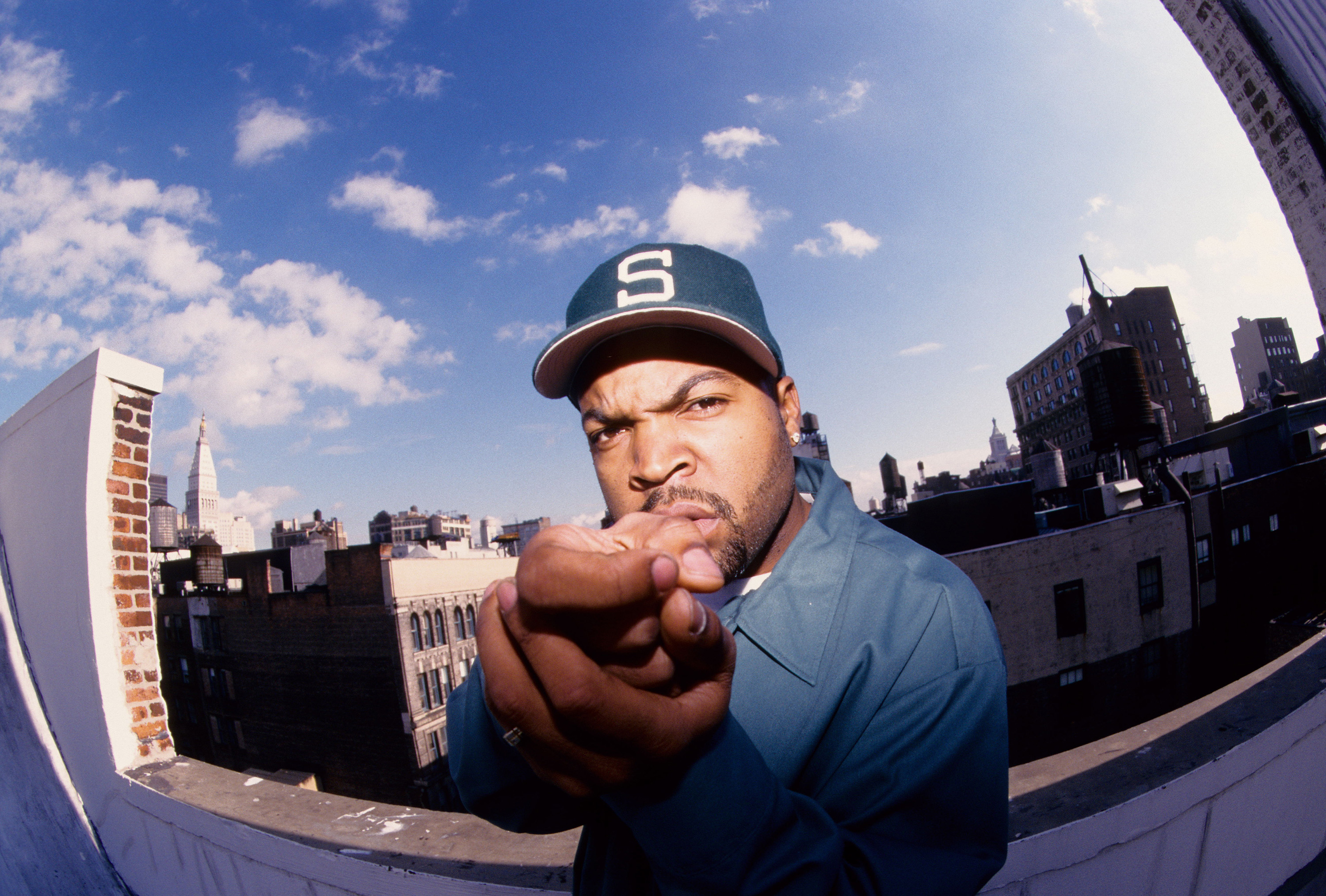 Ice Cube posing for a portrait in New York City on November 11, 1998. | Source: Getty Images