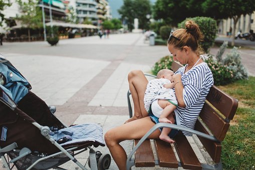 L'allaitement maternel de son enfant | Photo : Getty Images