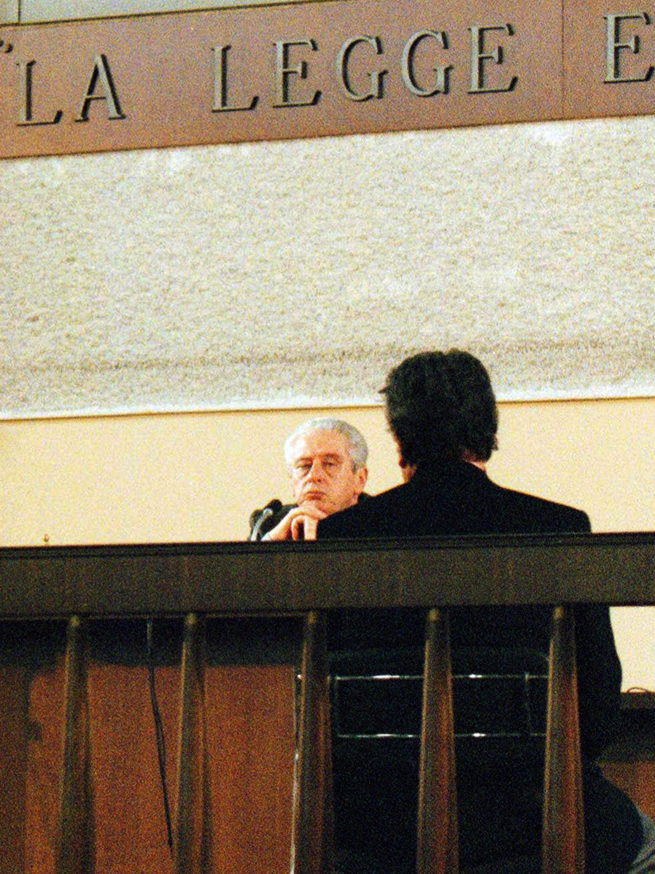 Tommaso Buscetta testifica en el Aula Bunker de la corte de Padova el 9 de enero de 1996 en Padova, Italia. | Foto: Getty Images Tommaso Buscetta testifica en el Aula Bunker de la corte de Padova el 9 de enero de 1996 en Padova, Italia. | Foto: Getty Images