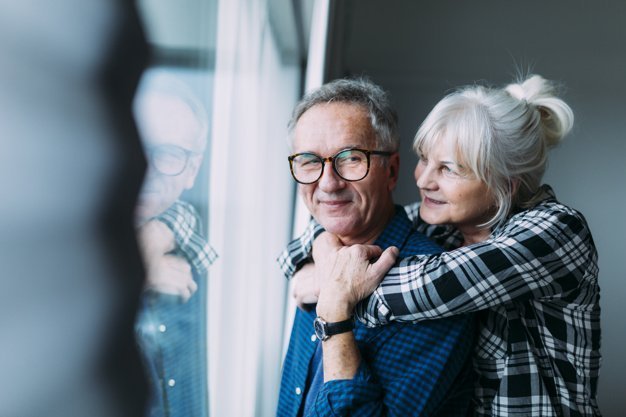 Älteres Paar umarmt sich - Quelle: Freepik
