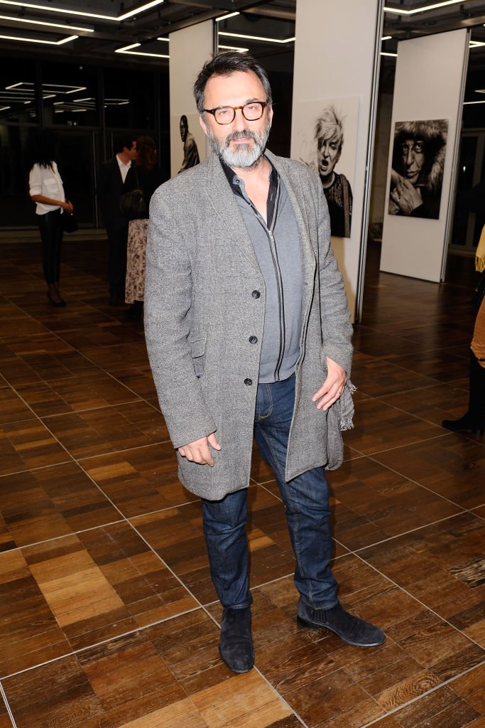 Frederic Lopez assiste à l'exposition "Quand Le Masque Tombe" : Stéphane De Bourgies à La Grande Arche le 12 mars 2019 à Paris, France. | Photo : Getty Images