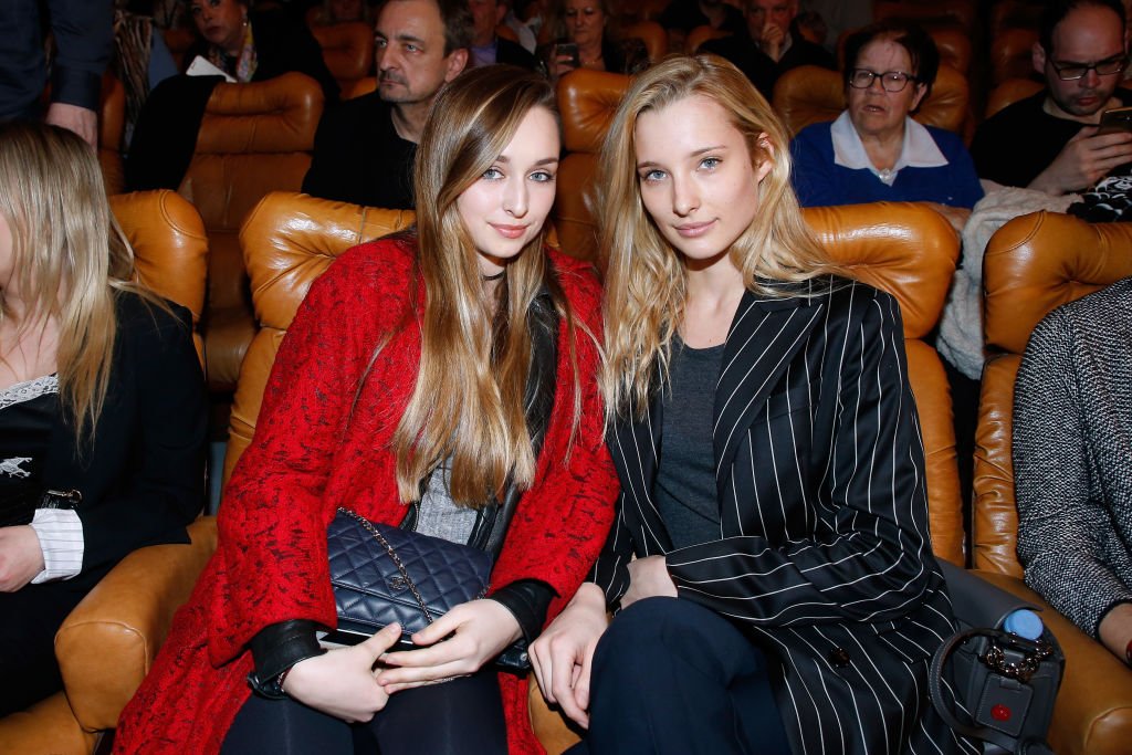 Emma Smet et sa sœur Ilona Smet assistent au concert de Sylvie Vartan au Grand Rex le 16 mars 2018 à Paris, France. | Photo : Getty Images.
