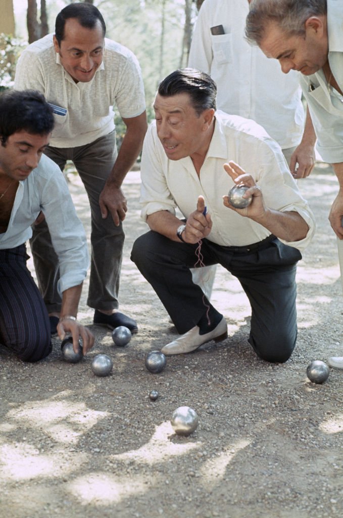 En vacances dans sa propriété de Carry-Le-Rouet, l'acteur français Fernandel joue à la pétanque entouré de quelques amis et de son fils Franck (à gauche), Carry-le-Rouet, France, 1967. | Photo : Getty Images