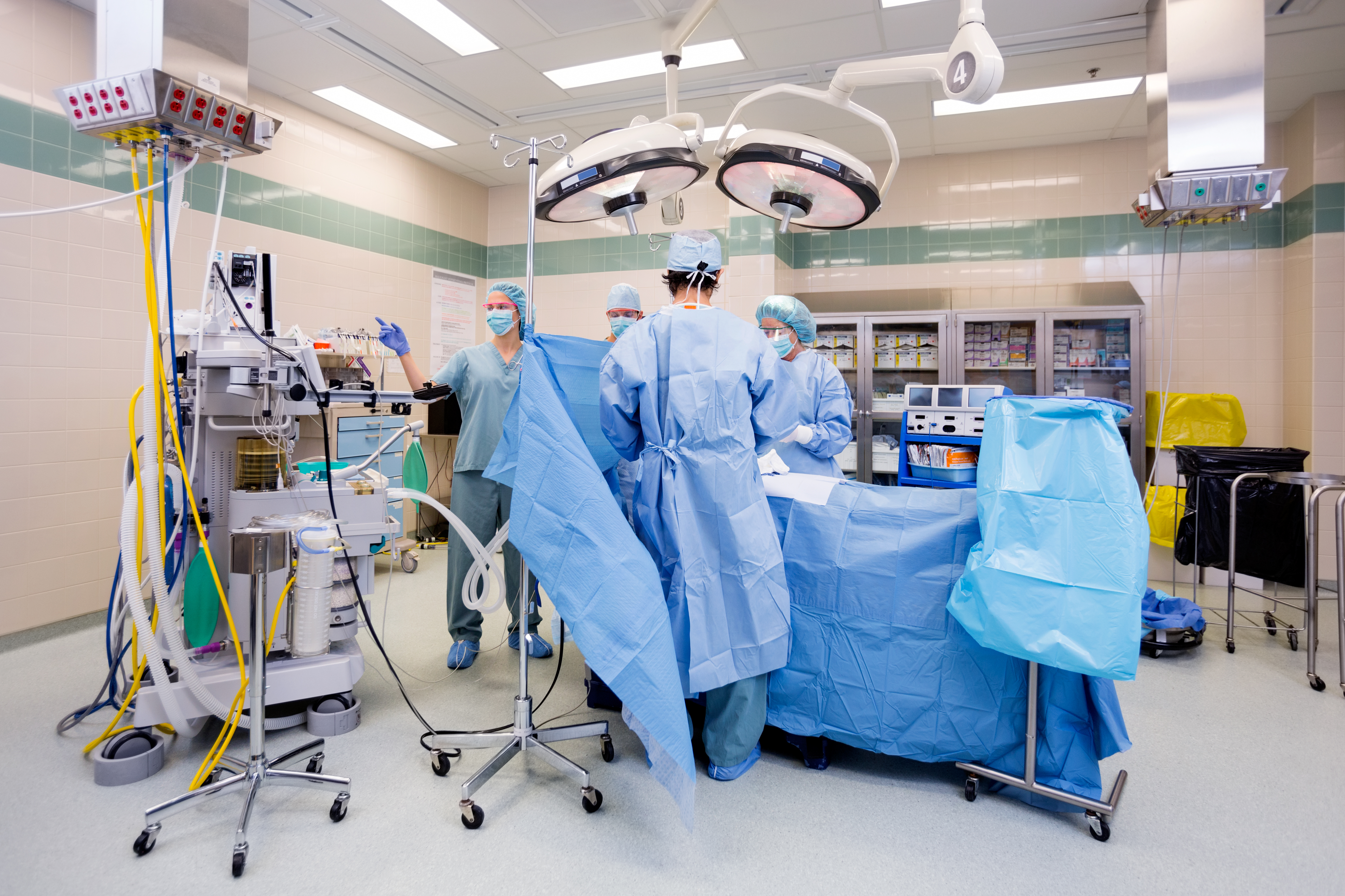 People in an operation room. | Source: Shutterstock